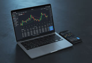 Consulter l’historique de trading et l’activité du compte pour suivre l’activité